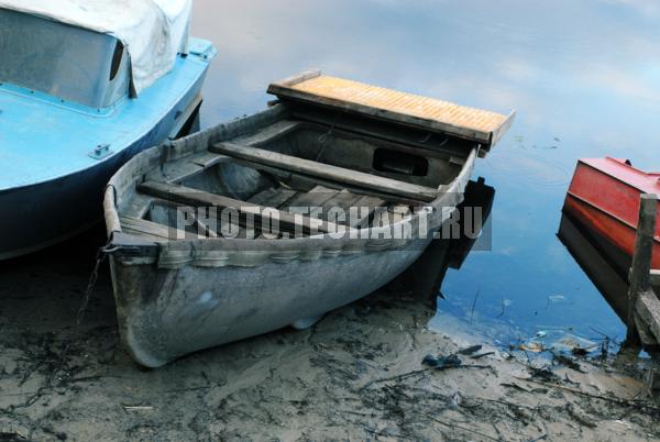 лодки на песчаном берегу реки / Техника, транспорт / Водный