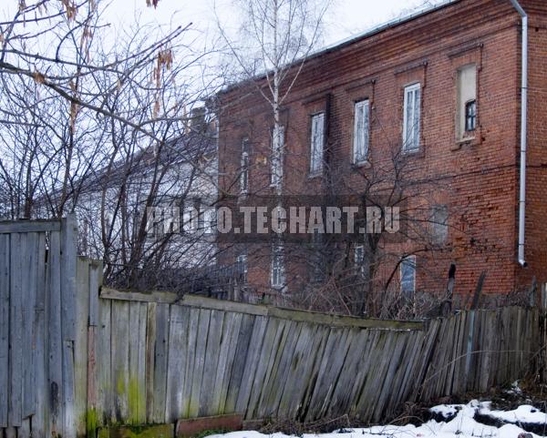 покосившийся забор / Город, архитектура / городской пейзаж