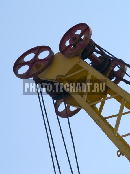 Стройка. стрела подъемного крана / Город, архитектура / строительство