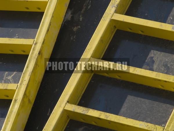 Стройка. желтые лестницы / Город, архитектура / строительство
