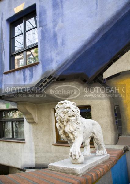 Европа. Австрия. Вена. Скульптура льва. Скульптор Хундертвассер. Hundertwasser / Город, архитектура / архитектура и скульптура