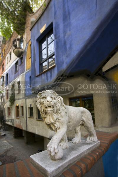 Европа. Австрия. Вена. Скульптура льва. Скульптор Хундертвассер. Hundertwasser / Город, архитектура / архитектура и скульптура