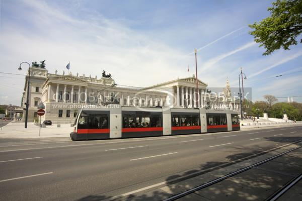 Европа. Австрия. Вена. Дом Правительства. Здание парламента. Трамвай  / Город, архитектура / архитектура и скульптура