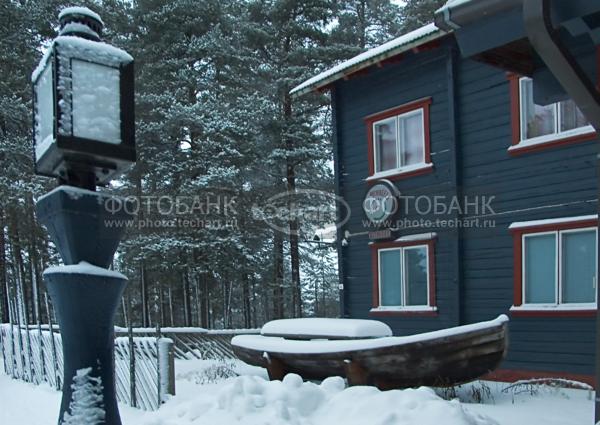 лодка у дома / Город, архитектура / городской пейзаж