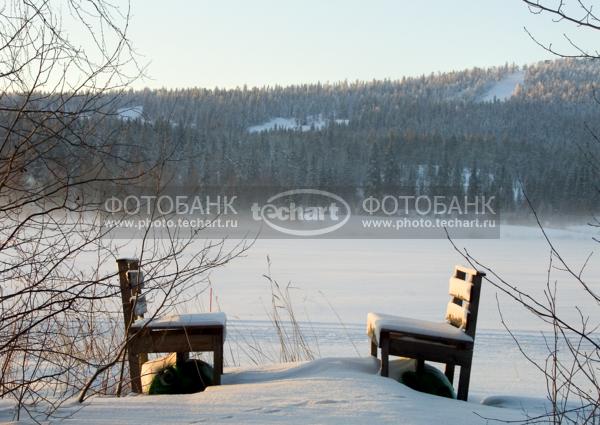 скамейки на берегу заснеженного озера / Природа / зимний пейзаж