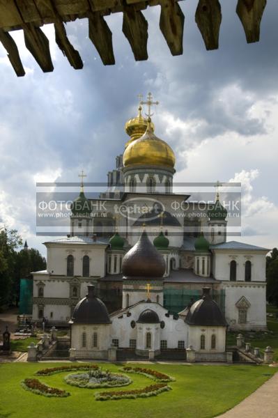 Новый Иерусалим. Воскресенский Собор с церковью Константина и Елены на переднем плане. / Город, архитектура / архитектура и скульптура