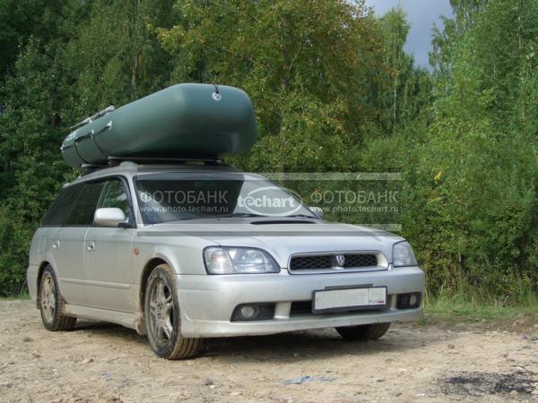 машина с надувной лодкой на крыше / Техника, транспорт / Автомобильный