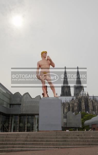 Германия. Раскрашенная скульптура в Кельне. Germany. Koln. / Город, архитектура / архитектура и скульптура