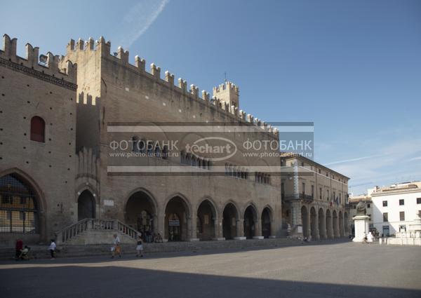 Италия. Римини. Площадь Кавур. Italy. Rimini. Piazza Cavour. / Город, архитектура / архитектура и скульптура