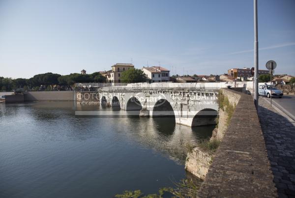 Италия. Римини. Римский мост Тиберия. Italy. Rimini. Ponte di Tiberio. / Город, архитектура / городской пейзаж