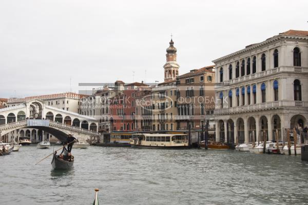 Италия. Венеция. Большой канал. Мост Риальто. Гондола. Italy. Venice. Grand Canal. Rialto Bridge. Gondola. Italia. Venezia. / Город, архитектура / городской пейзаж