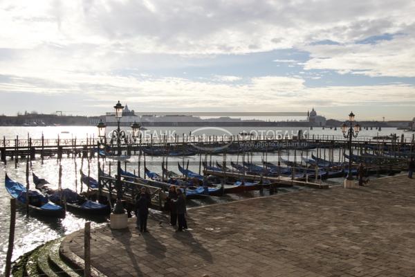 Италия. Венеция. Гондолы. Italy. Venice. Gondolas. Italia. Venezia. / Техника, транспорт / Водный