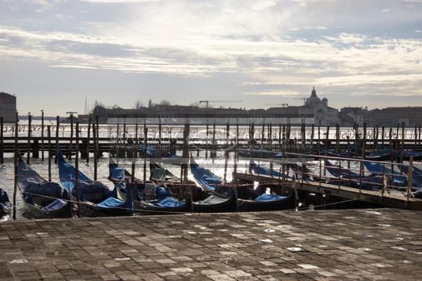 Италия. Венеция. Гондолы. Italy. Venice. Gondolas. Italia. Venezia. / Техника, транспорт / Водный