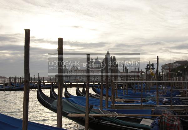 Италия. Венеция. Гондолы. Italy. Venice. Gondolas. Italia. Venezia. / Техника, транспорт / Водный