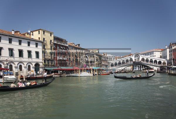 Италия. Венеция. Большой канал. Мост Риальто. Гондола. Italy. Venice. Grand Canal. Rialto Bridge. Gondola. Italia. Venezia. / Город, архитектура / городской пейзаж