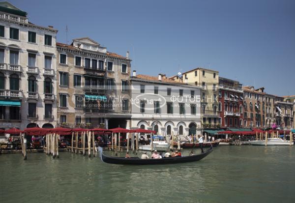 Италия. Венеция. Большой канал. Гондола. Italy. Venice. Grand Canal. Gondola. Italia. Venezia. / Город, архитектура / городской пейзаж