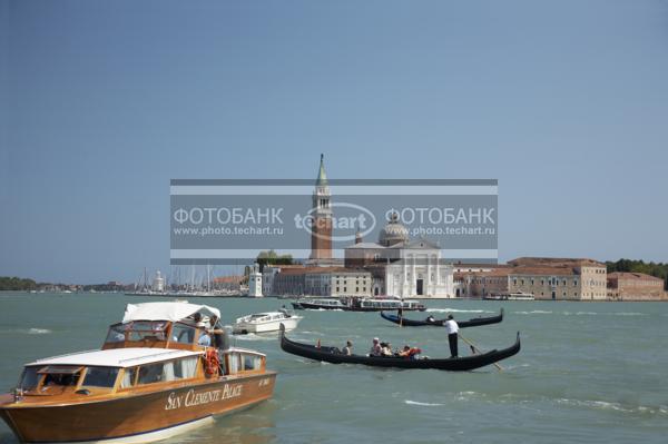 Италия. Венеция. Гондолы. Italy. Venice. Gondolas. Italia. Venezia. / Техника, транспорт / Водный