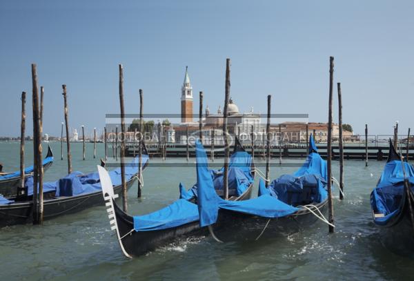 Италия. Венеция. Гондолы. Italy. Venice. Gondolas. Italia. Venezia. / Техника, транспорт / Водный