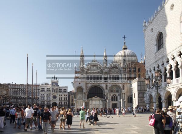 Италия. Венеция. Площадь Сан-Марко. Собор Сан-Марко. Дворец Дожей. Italy. Venice. Piazza San-Marco. St Mark's Basilica. Doge's Palace. Italia. Venezia. / Город, архитектура / архитектура и скульптура