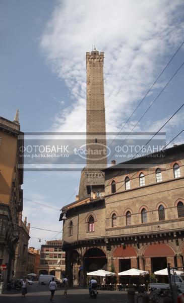 Италия. Болонья. Башня Азинелли. Italy. Bologna. Asinelli torri. Italia. / Город, архитектура / архитектура и скульптура