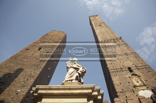 Италия. Болонья. Башни Азинелли и Гаризенда. Italy. Bologna. Asinelli e Garisenda torri. Italia. / Город, архитектура / архитектура и скульптура