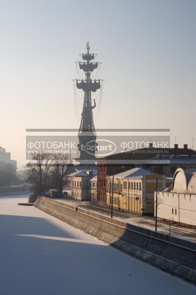 Москва. Замерзшая река и вид на памятник Петру I / Город, архитектура / городской пейзаж