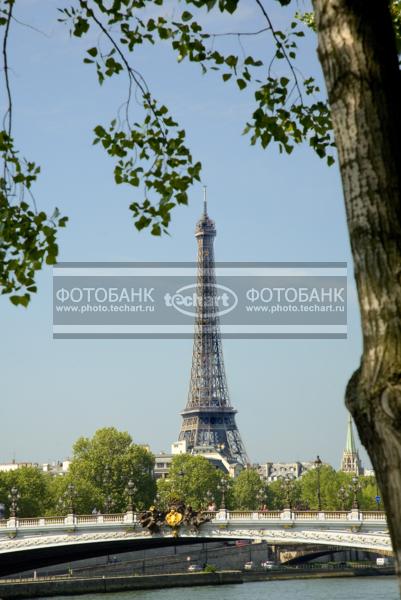 Франция. Вид на Эйфелеву башню через мост Александра III / Город, архитектура / городской пейзаж