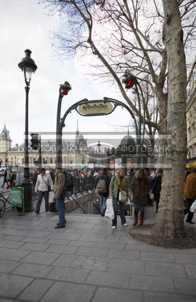 Франция. Париж. Вход в Метро.  France. Paris. / Город, архитектура / городской пейзаж