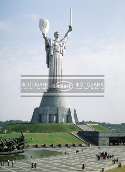 Монумент-скульптура Родина-Мать, стоящая в Киеве на берегу Днепра / Город, архитектура / архитектура и скульптура