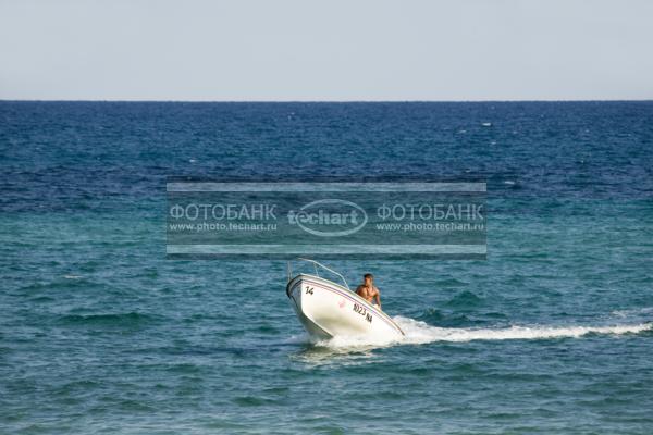 мужчина на катере в море / Техника, транспорт / Водный