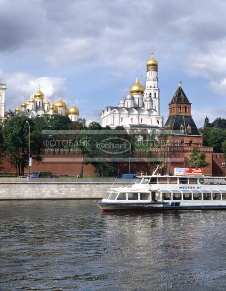 Фото Москвы. Вид на кремлевскую стену, колокольню Ивана Великого / Город, архитектура / городской пейзаж