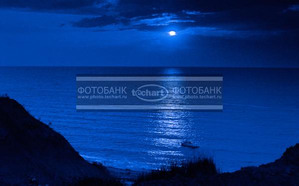 Лунная дорожка на воде и катер / Природа / реки и озера