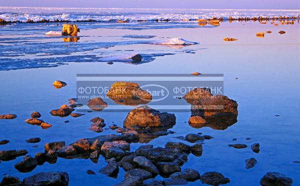 Берег замерзшей реки / Природа / зимний пейзаж