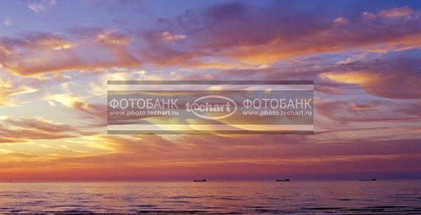 Баржи на закате / Природа / закаты и рассветы