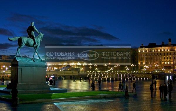 Москва. Манежная площадь. Памятник маршалу Жукову / Город, архитектура / городской пейзаж