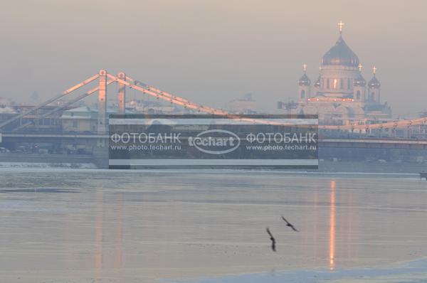 Москва. Вид на Крымский мост и Храм Христа Спасителя / Город, архитектура / строительство