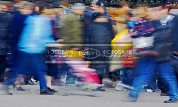 Москва. Улица Петровка. Люди в толпе / Люди / взаимоотношения людей