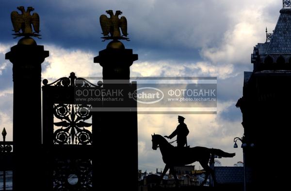 Москва. Манежная площадь. Силуэт / Город, архитектура / архитектура и скульптура