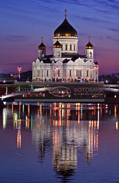 Москва. Храм Христа Спасителя. Набережная / Город, архитектура / городской пейзаж