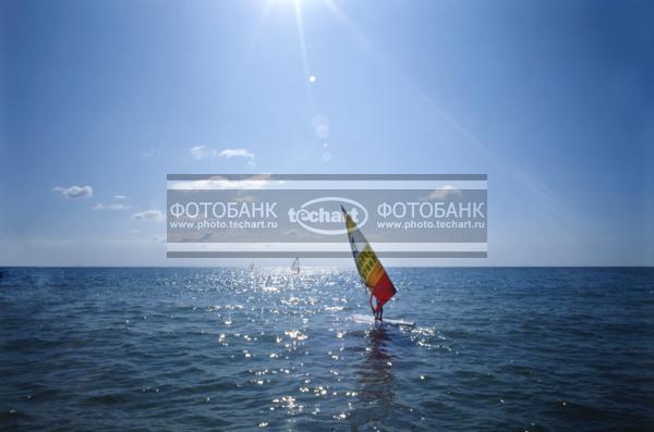 Парусник в море / Природа / моря и океаны