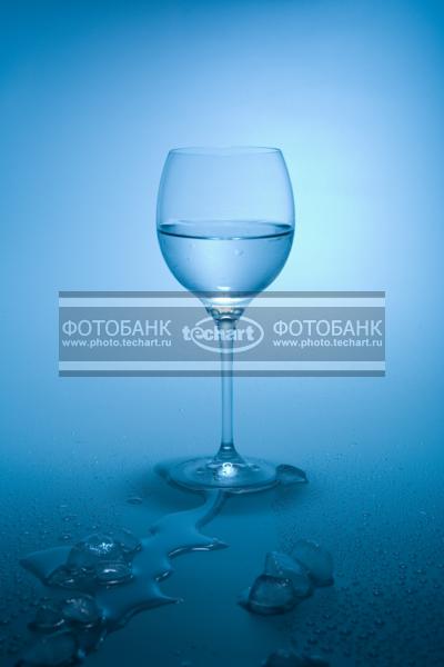 Вода в бокале / Еда и напитки / напитки