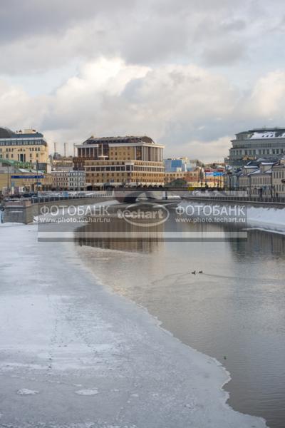 Москва. Вид с набережной на реку / Город, архитектура / городской пейзаж