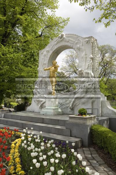 Австрия. Вена. Памятник Иоганну Штраусу в в парке Stadtpark (Штадтпарк). Европа / Город, архитектура / архитектура и скульптура