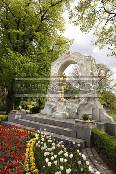 Австрия. Вена. Памятник Иоганну Штраусу в парке Stadtpark (Штадтпарк). Европа / Город, архитектура / архитектура и скульптура