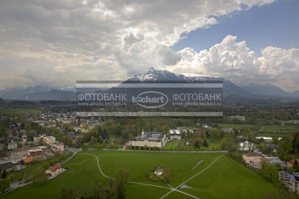 Австрия. Зальцбург. Вид на Альпы  и город. Европа / Город, архитектура / городской пейзаж