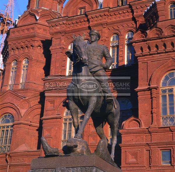 Москва. 90-е годы. Красная Площадь. Памятник маршалу Жукову на фоне Исторического музея. / Город, архитектура / архитектура и скульптура