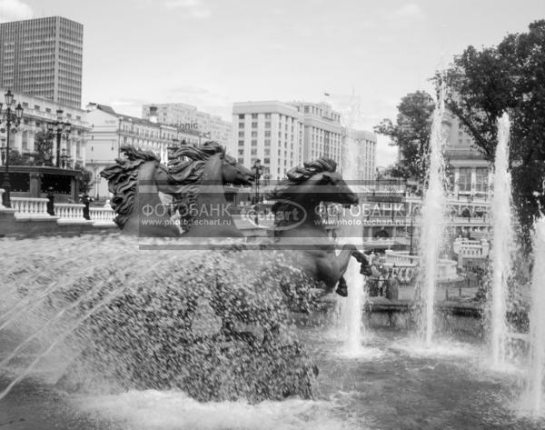 Москва. 90-е годы. Фонтан на Манежной площади / Город, архитектура / городской пейзаж