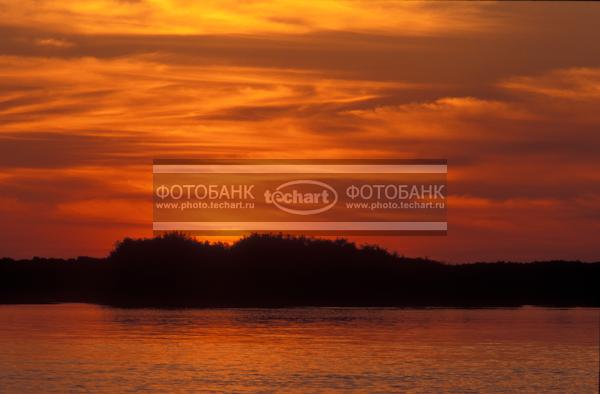 Река на закате. Горная Шория Россия СФО Кемеровская область Национальный парк Шорский / Природа / закаты и рассветы
