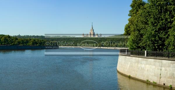 Москва. Вид на здание МГУ. Панорама Москвы-реки / Город, архитектура / городской пейзаж