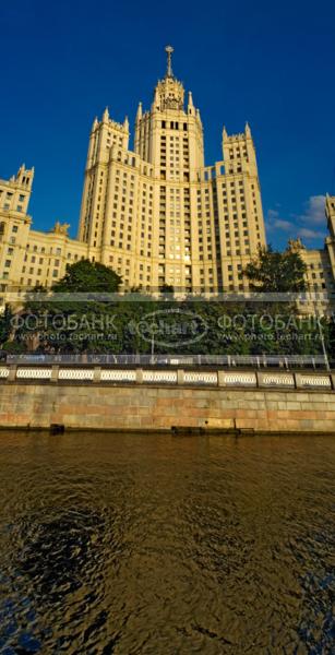 Москва. Высотка на Котельнической набережной / Город, архитектура / городской пейзаж